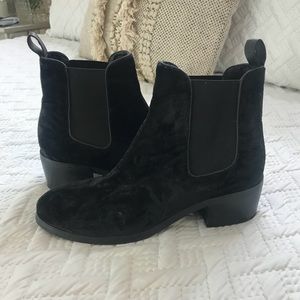 Matisse Black Velvet Booties Size 7.5